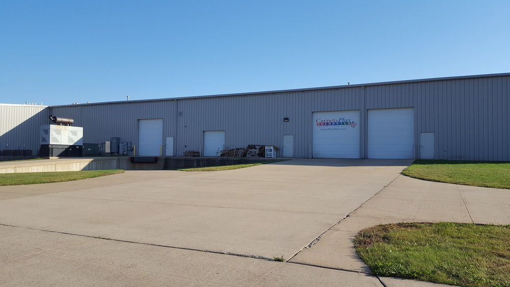 Industrial For Lease: 925 Marthas Way, Hiawatha, IA 52233